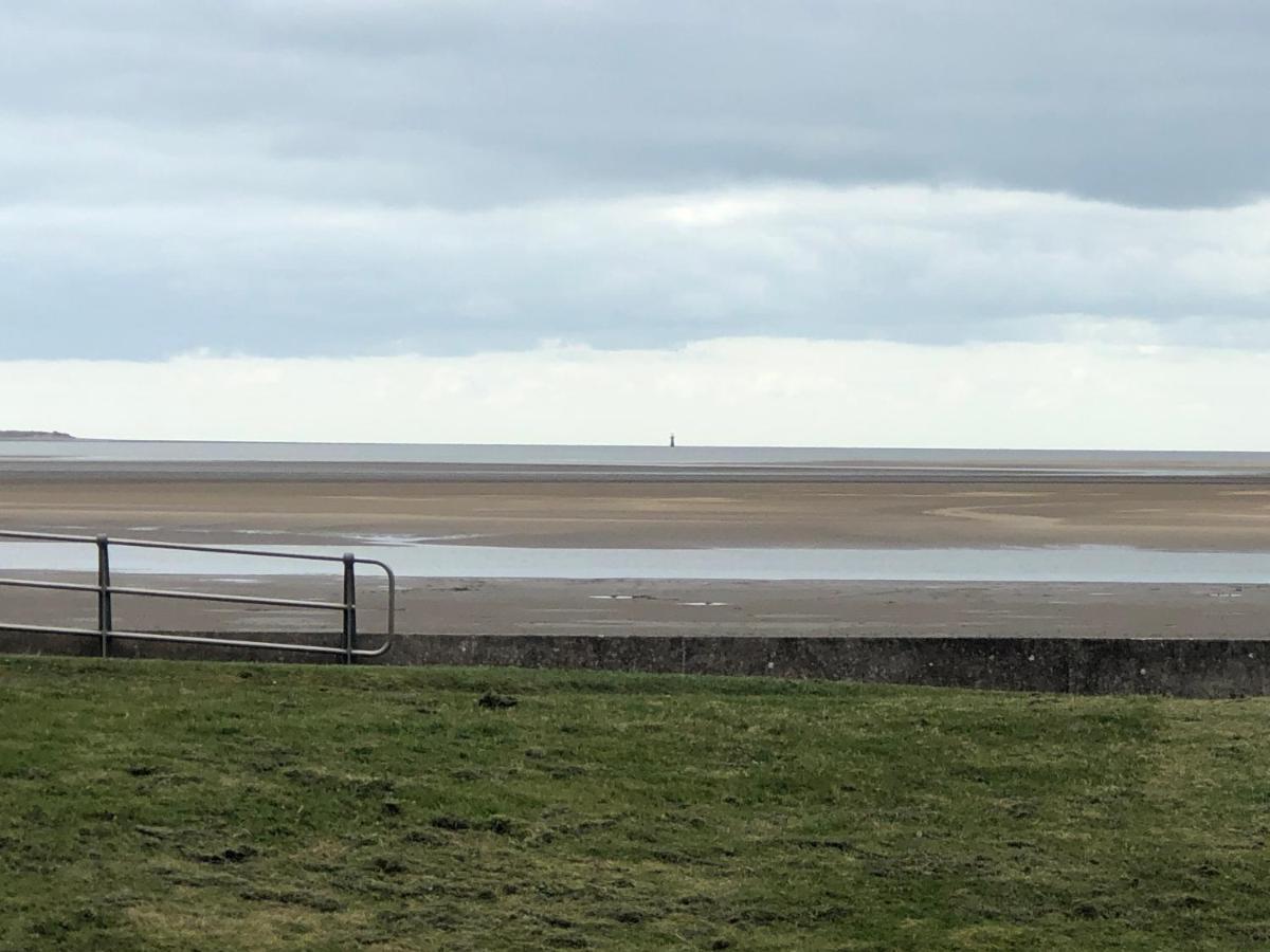 Cockledora, A Luxury Ground Floor Beachfront Apartment Llanelli Bagian luar foto