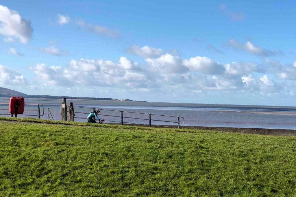 Cockledora, A Luxury Ground Floor Beachfront Apartment Llanelli Bagian luar foto