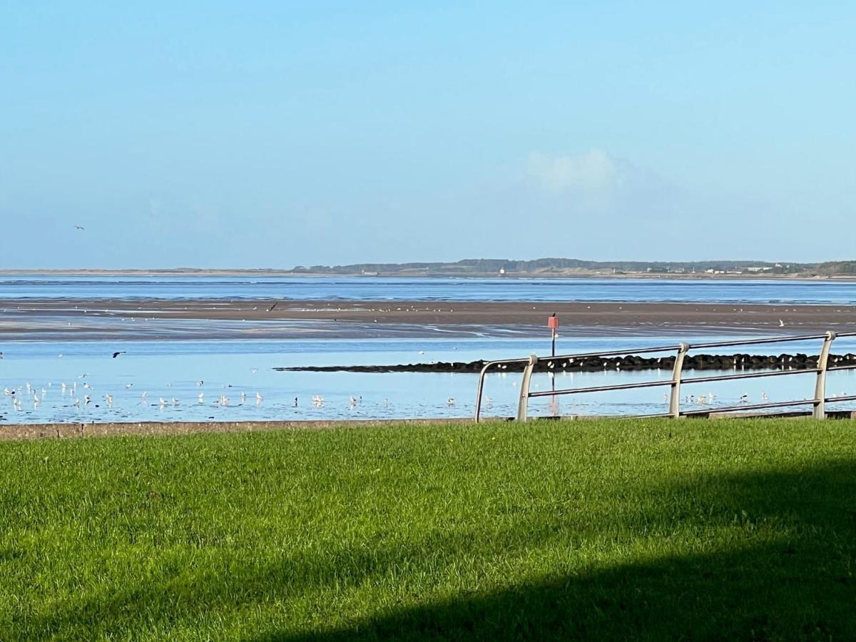 Cockledora, A Luxury Ground Floor Beachfront Apartment Llanelli Bagian luar foto