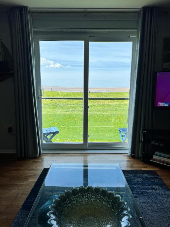 Cockledora, A Luxury Ground Floor Beachfront Apartment Llanelli Bagian luar foto