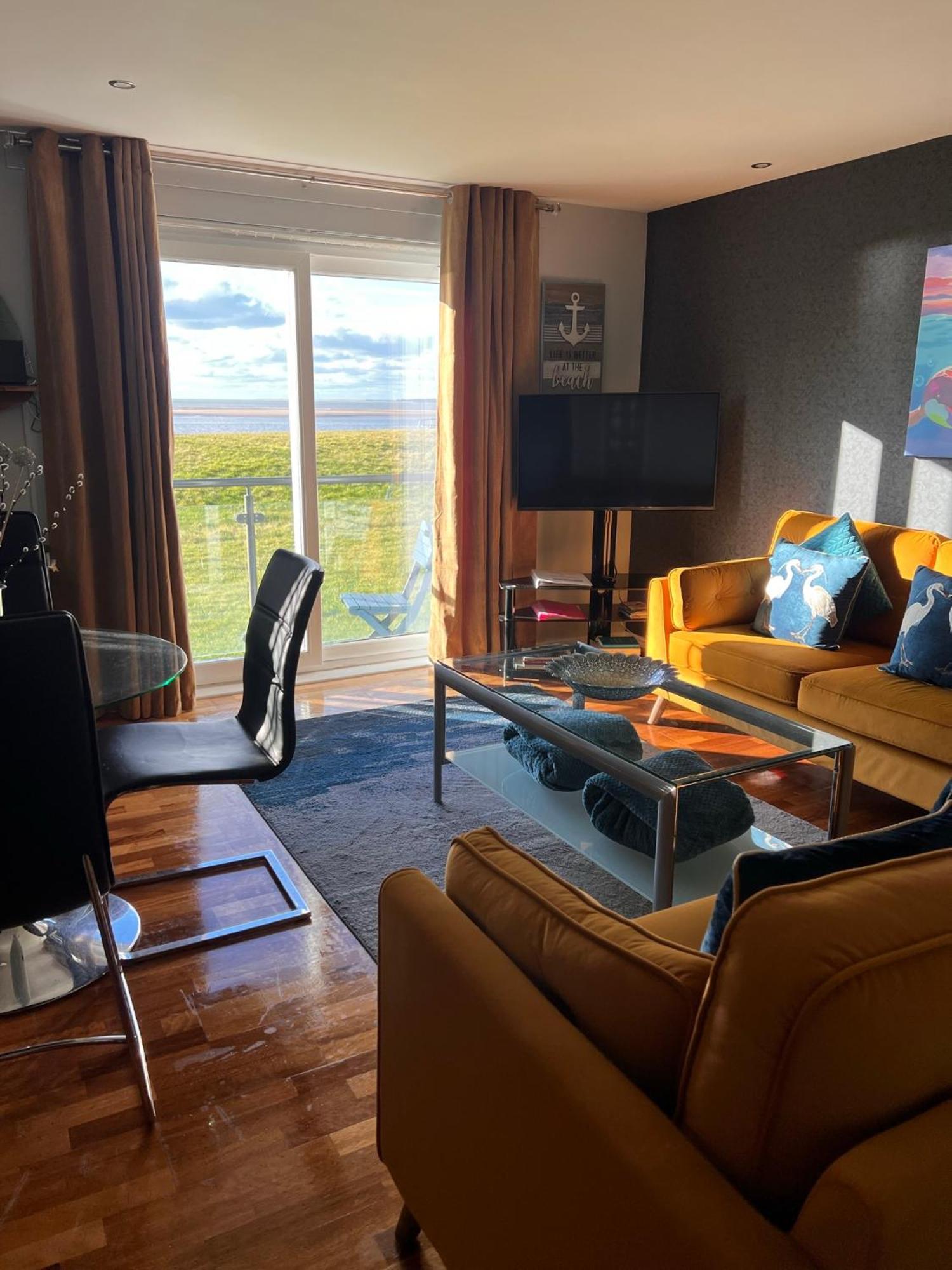 Cockledora, A Luxury Ground Floor Beachfront Apartment Llanelli Bagian luar foto